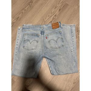 Women's Levi's Wedgie Size 28 Light Wash